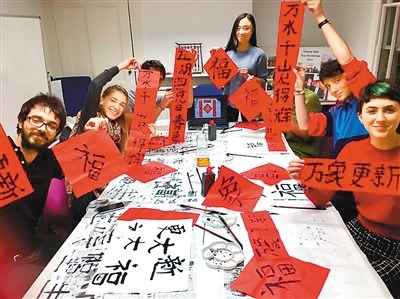 漢語(yǔ)教師吳佳晨(中)和學(xué)生們?cè)跐h語(yǔ)課堂上(圖：人民日?qǐng)?bào)海外版)