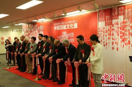 嘉賓為開(kāi)幕式剪彩。　呂少威 攝