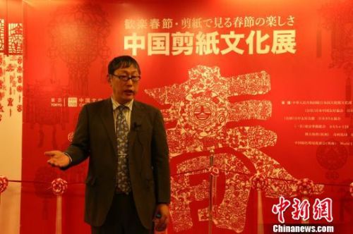 文化研究者、剪紙藝術(shù)家王超鷹介紹中國(guó)剪紙文化?！紊偻?攝