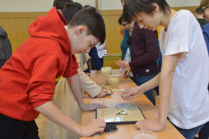 學(xué)生學(xué)習(xí)下五子棋。