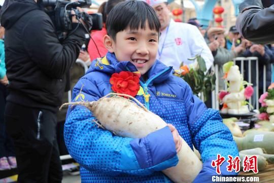 小朋友對“巨型蘿卜”愛不釋手。　王雨萱 攝