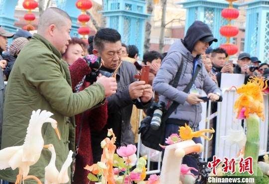 題材各異的精美蘿卜雕刻作品吸引眾多民眾駐足。　王雨萱 攝
