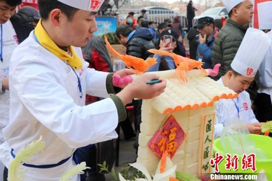 參賽者現(xiàn)場制作蘿卜雕刻作品?！⊥跤贻?攝