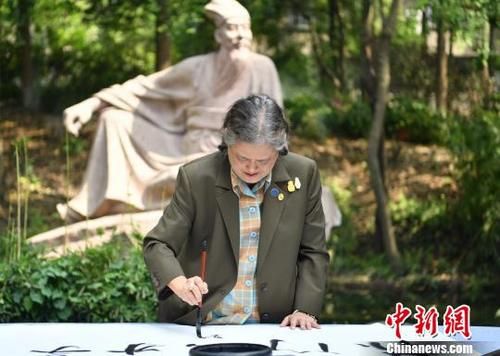中國僑網(wǎng)詩琳通用中文寫下“蘇門出才子”。　張浪　攝