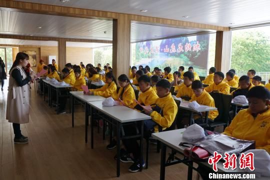 4月9日，來自泰國(guó)曼谷的80余名青少年，在“中國(guó)道教祖庭”江西鷹潭龍虎山開展為期10天的“尋根問道之旅”?！×_鮮梅 攝