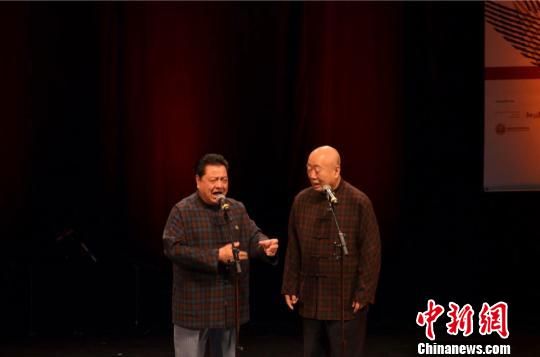 “neo leben她的笑容——北京曲藝家協(xié)會專場”活動由相聲大師李金斗、李建華壓軸，經典作品《歡歌笑語》為柏林的女性精英們帶來了無限的“歡聲笑語”。主辦方供圖