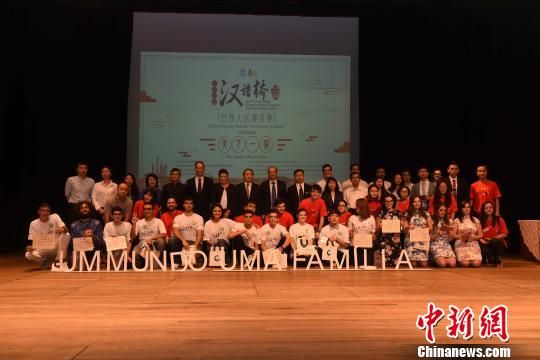 圖為出席嘉賓與參賽選手合影?！∧尚?攝