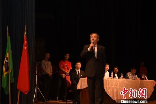 圖為中國(guó)駐巴西大使館文化參贊石澤群致辭。　莫成雄 攝