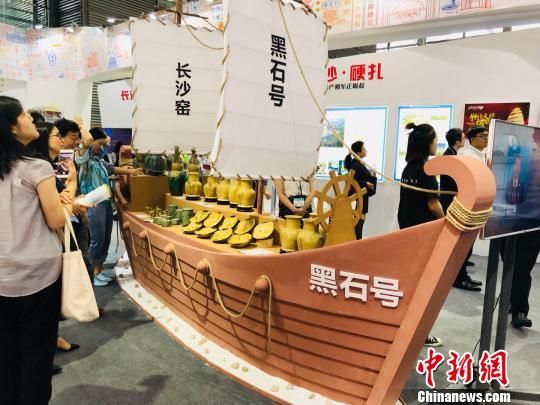 長(zhǎng)沙館內(nèi)的“黑石號(hào)”航船模型上滿載長(zhǎng)沙銅官窯瓷器?！∴囅?攝