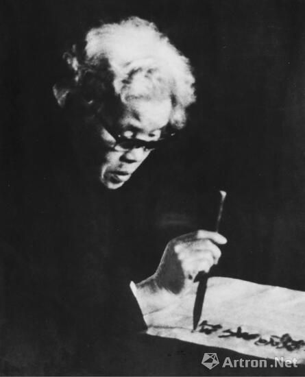 1981年，湖南省書協(xié)籌備組活動(dòng)期間，周昭怡正在為中青年書法家現(xiàn)場揮毫示范。