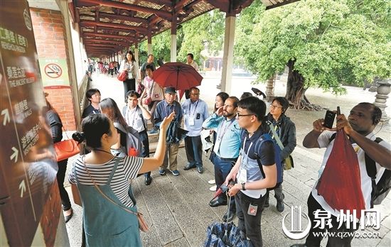 　　昨日，來(lái)自47個(gè)國(guó)家和地區(qū)的近百名記者組織負(fù)責(zé)人和媒體代表在泉州開(kāi)元寺采風(fēng)。（林勁峰 攝）