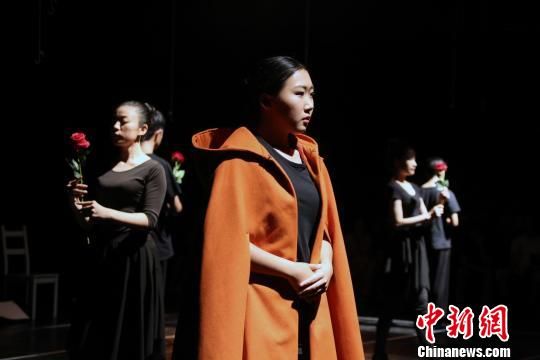 來自天津體育學(xué)院運(yùn)動與文化藝術(shù)學(xué)院天藝話劇社的同學(xué)們在北京朝陽區(qū)文化館表演原創(chuàng)話劇《四十三次日落》?！∪魏Ｏ?攝