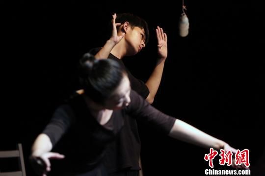 來自天津體育學(xué)院運(yùn)動與文化藝術(shù)學(xué)院天藝話劇社的同學(xué)們在北京朝陽區(qū)文化館表演原創(chuàng)話劇《四十三次日落》?！∪魏Ｏ?攝
