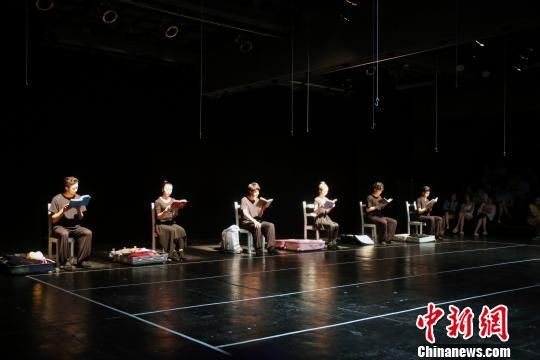 來自天津體育學(xué)院運(yùn)動與文化藝術(shù)學(xué)院天藝話劇社的同學(xué)們在北京朝陽區(qū)文化館表演原創(chuàng)話劇《四十三次日落》。　任海霞 攝
