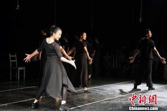 來自天津體育學(xué)院運(yùn)動與文化藝術(shù)學(xué)院天藝話劇社的同學(xué)們在北京朝陽區(qū)文化館表演原創(chuàng)話劇《四十三次日落》?！∪魏Ｏ?攝