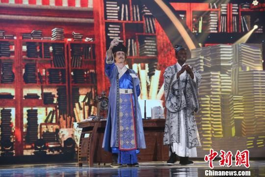 中國僑網(wǎng)司騰（左）和丁家明情景演繹。節(jié)目組供圖