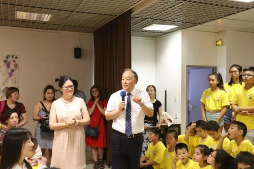 　楊進(jìn)公參熱情與學(xué)生互動。