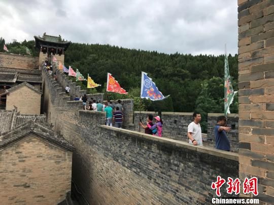 中國僑網(wǎng)海外華文媒體一行在首屆山西·陽城（國際）陶瓷博覽交易會期間，走進陽城，就文化“走出去”建言獻策?！『　z