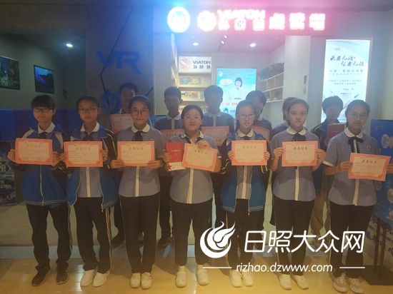 本次獲獎(jiǎng)的部分學(xué)生合影 (1) 本次獲獎(jiǎng)的部分學(xué)生合影 (1)