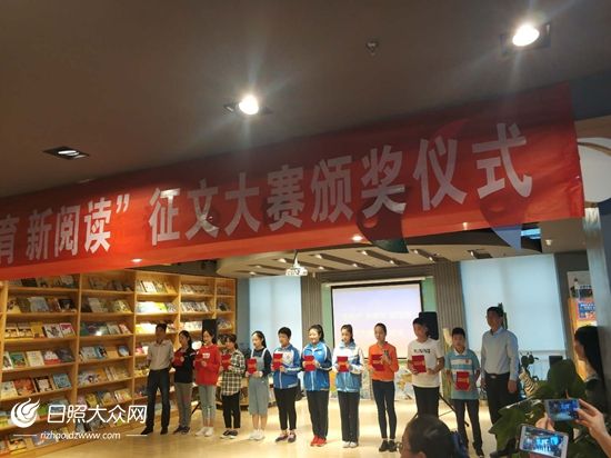 本次獲獎(jiǎng)的部分學(xué)生合影 (3) 本次獲獎(jiǎng)的部分學(xué)生合影 (3)