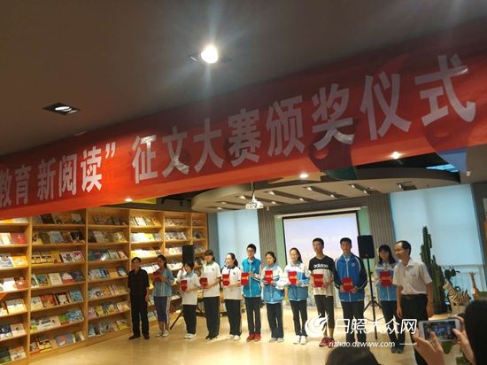 本次獲獎(jiǎng)的部分學(xué)生合影 (4) 本次獲獎(jiǎng)的部分學(xué)生合影 (4)