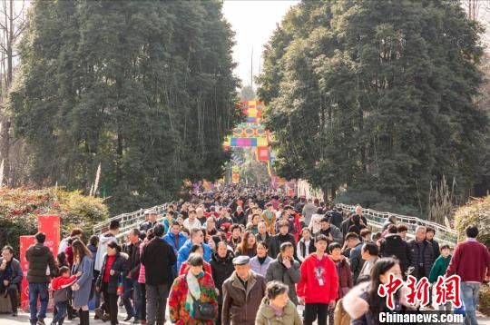 圖為博物館內(nèi)熙熙攘攘的人群?！＄娦?攝
