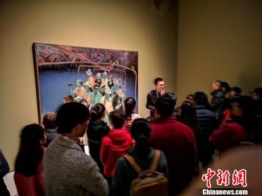圖為博物館內(nèi)熙熙攘攘的人群?！＄娦?攝