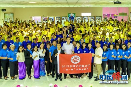授旗?！『蠋煼洞髮W(xué)國(guó)際漢語(yǔ)文化學(xué)院供圖 攝